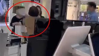 櫃姐遭客「拿商品巴頭」　百貨回應