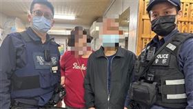 北投分局石牌派出所警員廖于舜、陳怡靜協助走失的郭姓老翁返家。（圖／翻攝畫面）