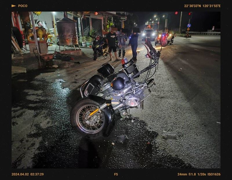 蘇資婷因反應不及撞上友人重機，再撞上胡男自小客車。（圖／翻攝畫面）