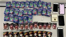 台中警方掃黑搜獲466包毒品咖啡包、1包愷他命等證物。（圖／翻攝畫面）