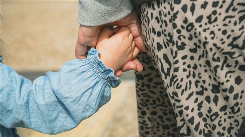 保母夫妻虐4歲童「綁沙包站板凳」下場曝