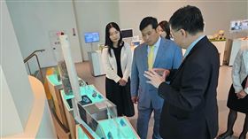 泰王瓦吉拉隆功次子瓦差勒宋上週造訪台灣，拜會電路板協會、工研院、國家太空中心、台灣世曦工程顧問公司及康舒科技，了解台泰之間產業合作現況，希望促進投資機會。（圖／翻攝自Vacharaesorn Vivacharawongse臉書）