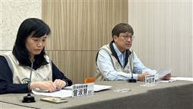 疾管署防疫醫師林詠青（右）說明百日咳個案。（圖／記者簡浩正攝影）