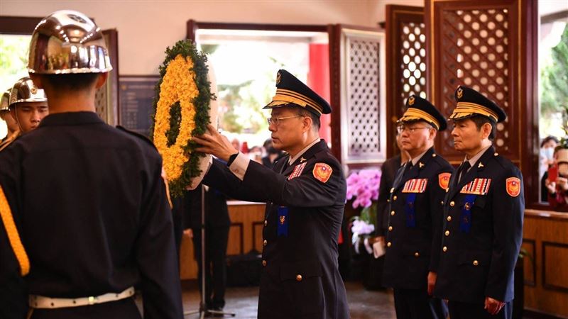 警署春祭弔英靈　蘇昱鴻雙親求讓妹去航警