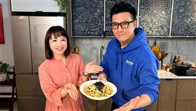 蔣偉文（右）和劉怡里主持《文里補習班》。（圖／艾迪昇傳播提供）