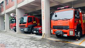 台南市消防局一名已婚的張姓分隊長被爆與吳姓女子發生婚外情，去年10月勤務期間，張姓分隊長還開災情勘查勤務車載小三約會。南市消防局知情後已撤除張男分隊長職務，經開會，張男被記1大過處分，刑事部分將由政風室調查後移送。