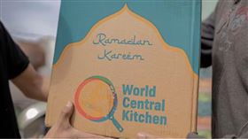 非營利組織「世界中央廚房」（World Central Kitchen，WCK）致力於提供食物給災民們。圖為WCK於齋戒月發送物資給流離失所的巴勒斯坦人。（圖／翻攝自WCK官網）