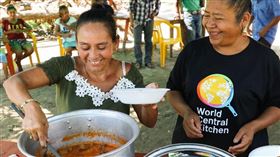 非營利組織「世界中央廚房」（World Central Kitchen，WCK）致力於提供食物給災民們。（圖／翻攝自X社群平台@WCKitchen）