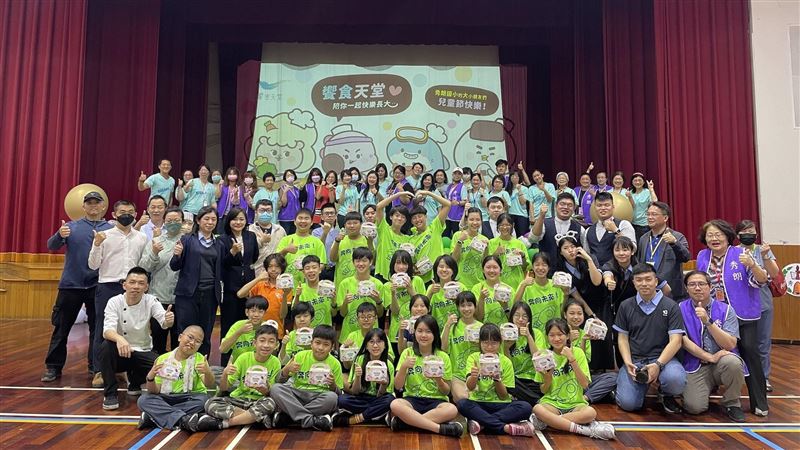 饗食天堂捐贈秀朗國小輔導特教基金