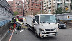 新北資源回收車與機車相撞，造成1對男女命危送醫。（圖／翻攝畫面）