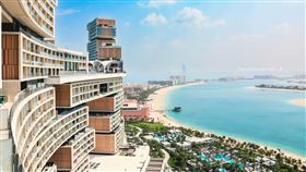 皇家亞特蘭提斯飯店建築由位於紐約市的知名建築公司 KPF 操刀，層層疊疊的有 43 層樓高。