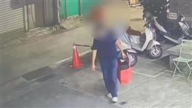 高雄一名婦人返鄉掃墓，家裡遭竊賊闖空門，偷走名牌包等精品，損失近200萬。（圖／警方提供）