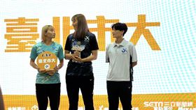 北市大女排林書荷、陳莉鎔與教練鄧衍敏。（圖／記者蔡厚瑄攝影）