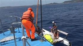 今天中午墾丁大灣海域，一艘無動力帆船因為離岸風浪太大，無法自行返回岸際。（圖／海巡署南部分署提供）