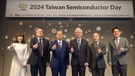 台灣半導體日論壇東京召開  台日聯手迎AI普惠時代「台灣半導體日」論壇活動2日在東京舉行，從左到右為台北市電腦公會副總幹事楊櫻姿、愛普董事長陳文良、力晶創辦人黃崇仁、國科會主委吳政忠、清大半導體研究學院院長林本堅、「晶片島上的光芒」作者暨今周刊顧問林宏文。中央社記者楊明珠東京攝  113年4月2日