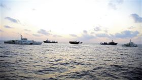 菲律賓赴南海補給船遭中國海警與民兵船圍堵菲律賓赴南海仁愛暗沙補給船（中）23日遭中國海警和民兵船包夾圍堵。中央社特約記者Edward Bungubung攝  113年3月29日