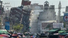 花蓮軒轅路、中山路民宅倒塌。（圖／翻攝畫面）