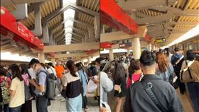 北捷上班族大排長龍，遭緊急疏散。（圖／民眾提供）