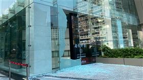 全台地震，SOGO百貨敦化店玻璃碎裂。（圖／翻攝畫面）