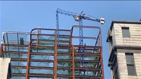 大直一處工地頂樓塔吊斷裂。（圖／北市議員陳怡君提供）