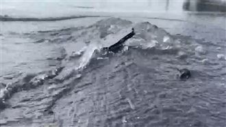 新／疑地震擠壓　水管破裂路面不斷出水