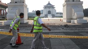 中正紀念堂自由廣場牌樓掉落石塊、碎片（2）花蓮近海3日上午發生規模7.2地震，最大震度達6強，全台有感，台北市劇烈搖晃。圖為中正紀念堂自由廣場牌樓有石塊、碎片等掉落物，人員在現場放置角錐並拉起封鎖線。中央社記者謝佳璋攝  113年4月3日