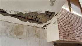 民族實中建物因地震多處破損，停課一天，目前家長正陸續接走學生。（圖／台北市教育局提供）