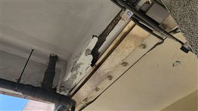 民族實中建物因地震多處破損，停課一天，目前家長正陸續接走學生。（圖／台北市教育局提供）