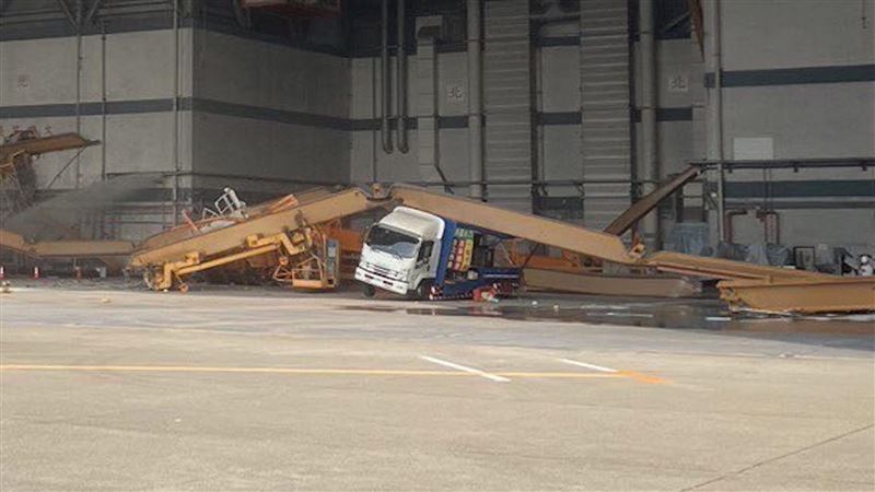 全台強震!華航飛機維修棚「天車」砸下