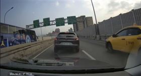 北市高架橋小客車輪胎離開地面狂晃。（圖／翻攝自記者爆料網）