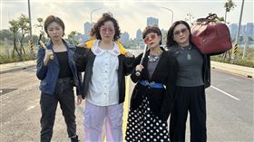 王瞳、姚黛瑋、錦雯、宮美樂《愛的榮耀》出外景。（圖／民視提供）