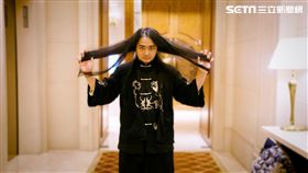 過肩長髮與強烈的東方色彩，是幻術師大仙的一大特色。（圖／記者周均庭攝影）