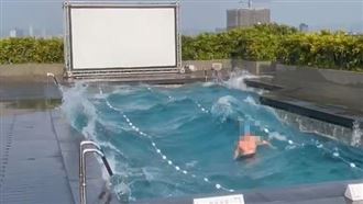 知名酒店泳池地震掀浪　旅客池中隨浪搖擺