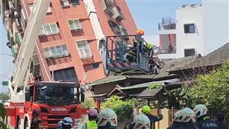 花蓮3民宅傾斜 救出22人1婦人失聯