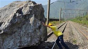 ▲0403大地震，巨大石頭就壓在鐵道上。根據了解，大型落石處應為花蓮和平段一帶。（圖／翻攝畫面）
