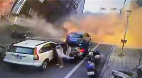 強震7.2，花蓮，天王星大樓，倒塌瞬間，驚悚(圖／翻攝畫面)