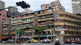 地震釀停電，早晨有部分馬路紅綠燈不亮。（圖／讀者提供）