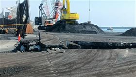 花蓮港強震。圖1-2：西堤與#25碼頭轉碼頭陷落約50公分
圖3-5：#20、#21碼頭輸送架下方碼頭破裂，碼頭中斷面陷落約20-30公分。（圖／港務公司提供）