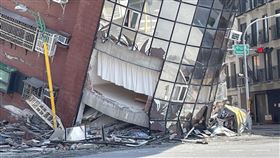 花蓮天王星大樓嚴重傾斜（2）花蓮3日上午發生芮氏規模7.2地震，軒轅路天王星大樓傾斜，大樓1樓因擠壓嚴重變形，現場可清楚看到屋內床架，現場因餘震不斷，牆面磁磚不停掉落。中央社記者張祈攝  113年4月3日