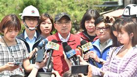 ▲侯友宜視察新店坍方狀況（圖／新北市府提供）