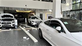 賓士,地震,展示中心,桃園（圖／翻攝自《重機車友 ❘ 各區路況天氣、資訊分享中心》）