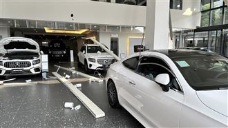 桃園賓士展售場遭殃！新車秒變「事故車」