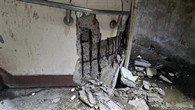 花蓮地震  北市南機場附近舊公寓傳災情花蓮近海發生規模芮氏7.2地震，台北市多處傳出災情，其中在中華路2段、南機場附近舊公寓內出現民眾住家大門無法開啟、樓梯嚴重損壞等狀況。（應曉薇辦公室提供）中央社記者劉建邦傳真  113年4月3日