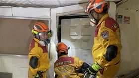 花蓮天王星大樓1人失聯  消防入內搜尋（2）花蓮3日上午發生地震，導致天王星大樓傾斜角度逾60度，增加警消救援難度，目前仍有1人失聯，消防人員帶器具破門入內搜尋，盼把握黃金搶救時間。（花蓮縣消防局提供）中央社記者洪學廣傳真  113年4月3日