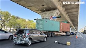 高雄陳男駕駛大貨車追撞賓士車，連燈桿都被撞倒。（圖／翻攝畫面）