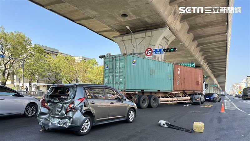 大貨車失控追撞賓士　還撞倒2燈桿4人送醫