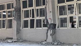 花蓮女中校舍受損鋼筋裸露（2）花蓮3日上午發生地震，國立花蓮女子高級中學校舍受損鋼筋裸露，多處梁柱磁磚受地震影響剝落。（民眾提供）中央社記者洪學廣傳真  113年4月3日