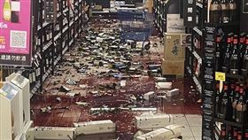 賣場酒區成「血流成河」！玻璃瓶破碎酒灑滿地　網幫崩潰：會清到哭。●【爆廢公社】●