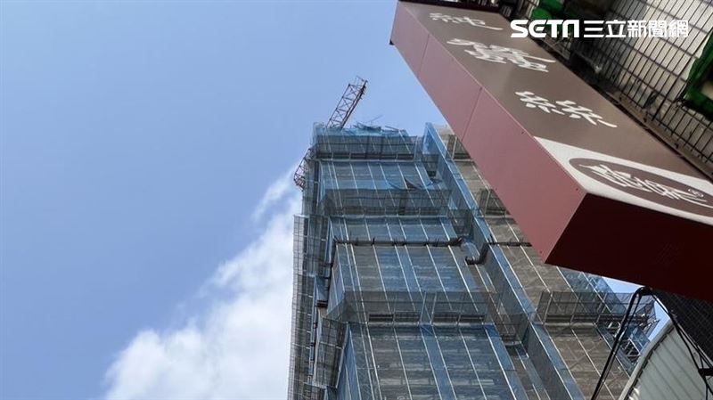 四座工地塔吊斷裂　最扯砸向鄰房嵌進外牆