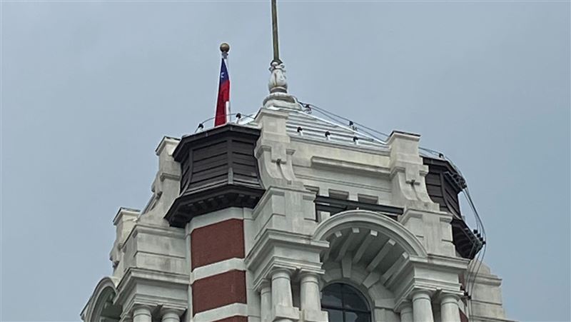 總統府國旗桿被震歪？發言人：是避雷針